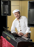 Mark Schapo spielt seine Wersi virtuos Mark Schapo spielt seine Wersi virtuos