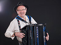 Mark Schapo spielt sein Akkordeon virtuos Mark Schapo spielt sein Akkordeon virtuos